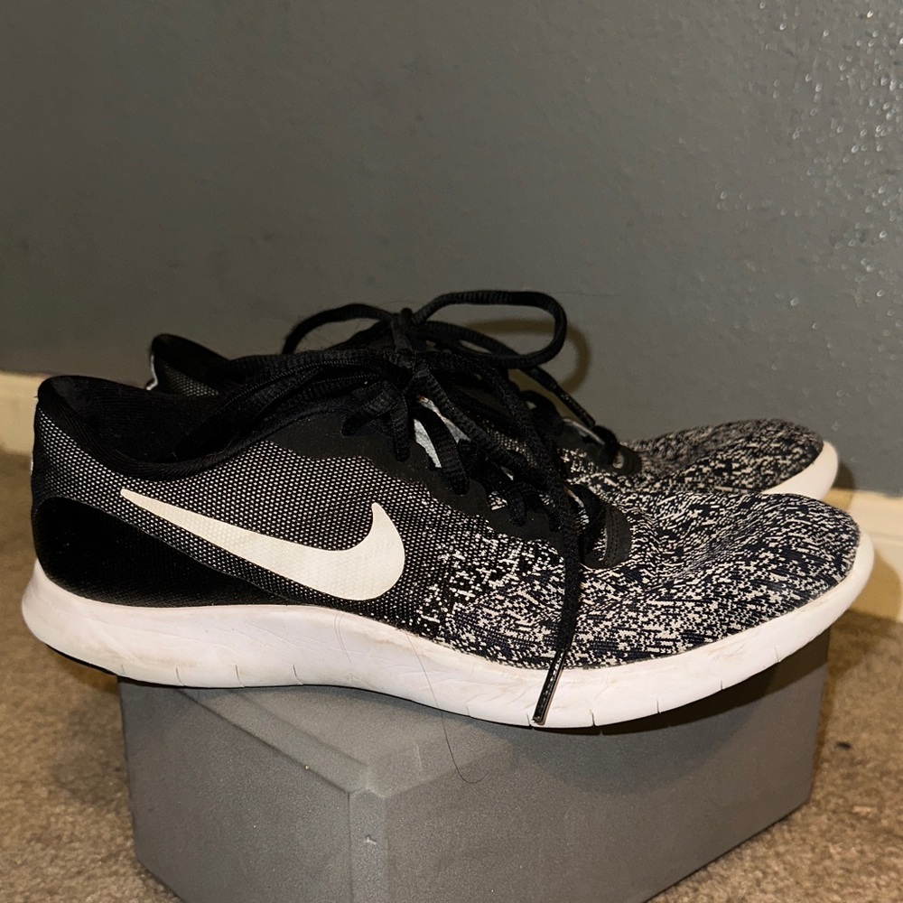 Nike Women's Black and White Athletic Shoes